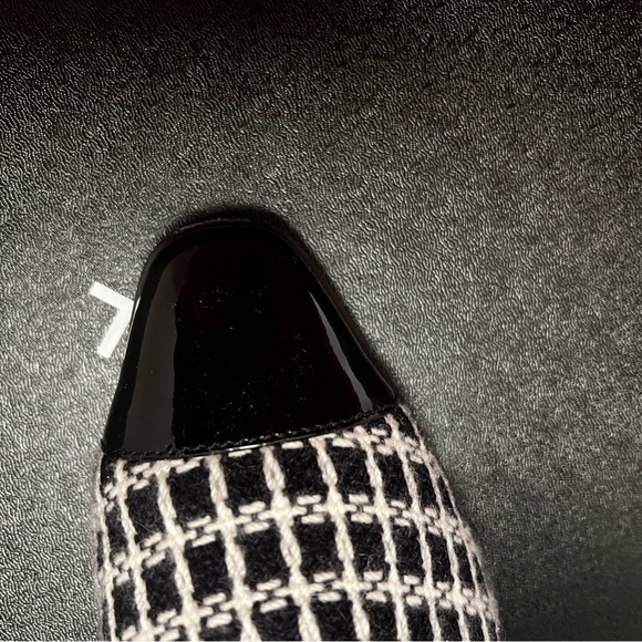 New auth Chanel ankle boots. Worn once! tweed!! Chanel chain. S/9, fits like 8.5 - Picture 7 of 8